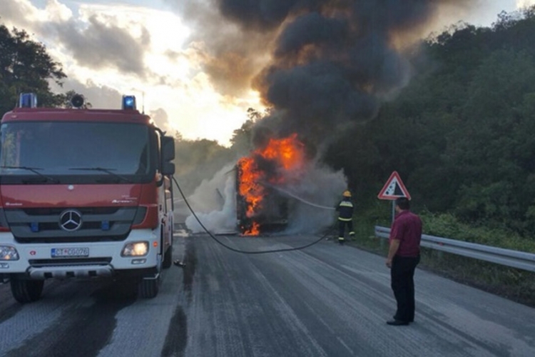 Izgorio autobus koji je prevozio osnovce iz Dervente, nema povrijeđenih (VIDEO)