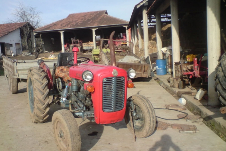 Novi Grad: Lažnim papirima htjeli da prepišu traktor od umrlog