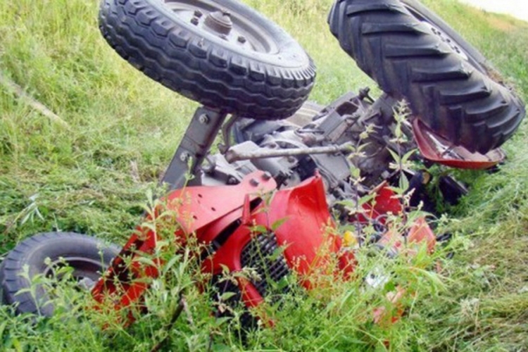 Banjaluka: Prevrnuo se traktor, troje povrijeđeno