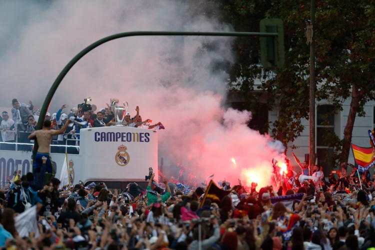Igrači Reala među desetinama hiljada ljudi u centru Madrida (FOTO, VIDEO)