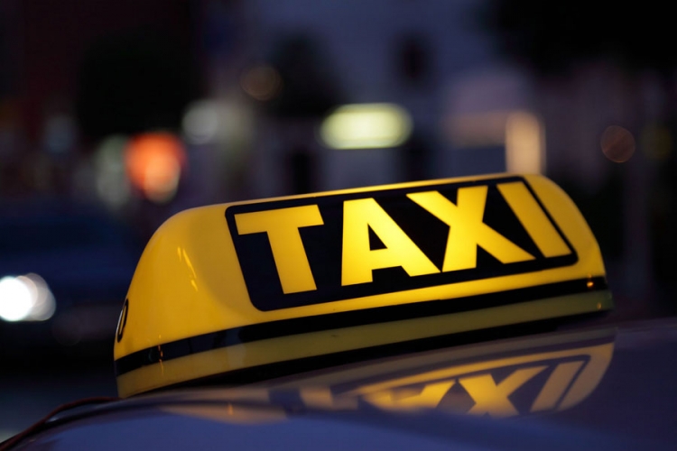 Nasamarila taksistu, vozila se taksijem iz Brisela do Doboja bez para