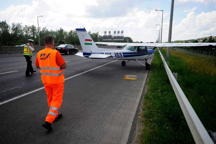 Mađarska: Avion prinudno sletio na auto-put
