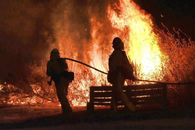 Veliki požar u Los Anđelesu, evakuisano 5.000 ljudi (VIDEO)