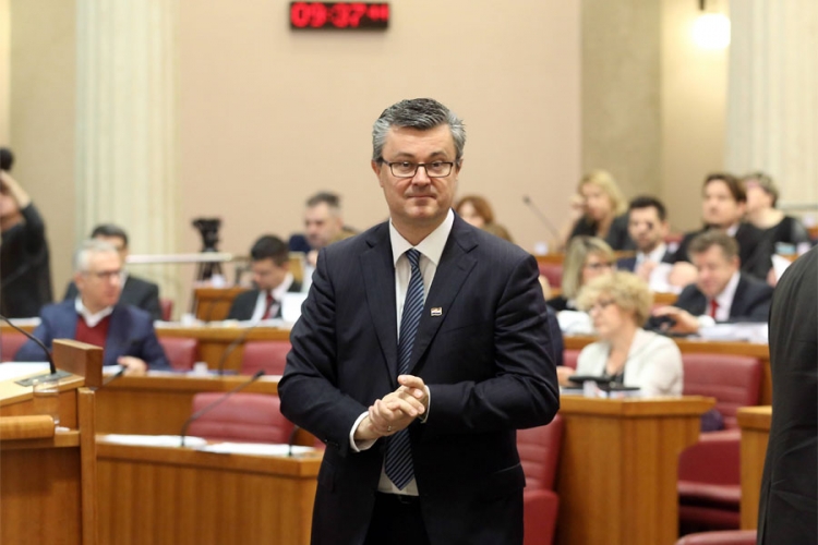 Zahtjev HDZ za opoziv premijera Oreškovića uvršten u dnevni red Sabora