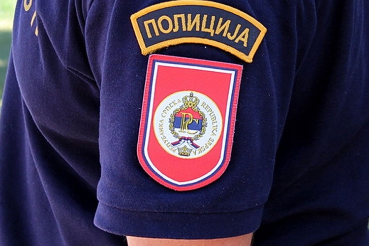 Novi napad na policiju RS: Prnjavorčanin policajcu poderao uniformu u policijskoj stanici