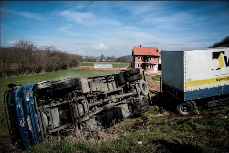 U Srbiji se prevrnuo kamion pun migranata, vozač pobjegao