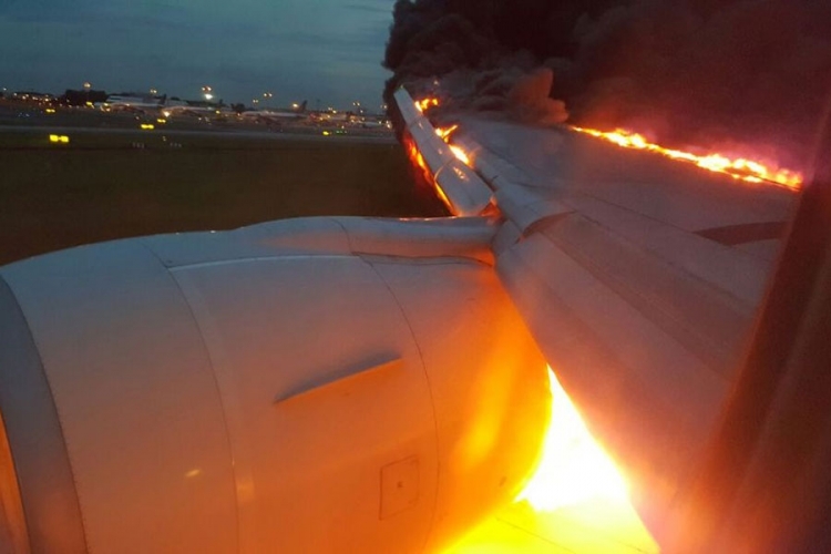 Avion se zapalio poslije prinudnog slijetanja (VIDEO)