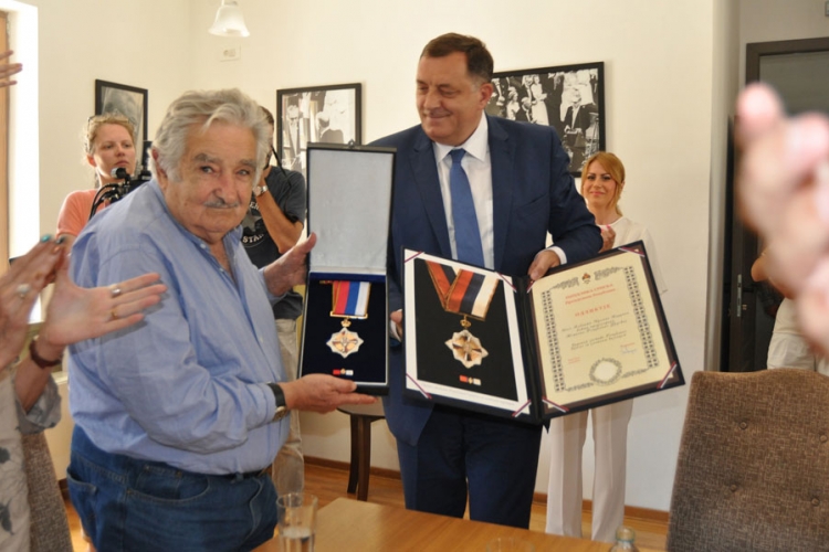 Dodik uručio Muhiki Orden zastave Srpske sa srebrnim vijencem