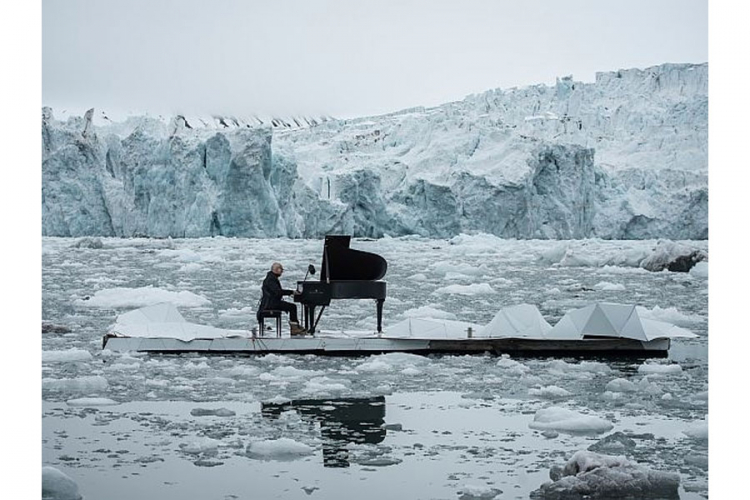 Umjetnost na ledu: Pijanista svira na Arktičkom okeanu (VIDEO)