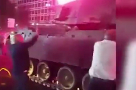 Turski tenk pokušao da pregazi taksi sa putnicima (VIDEO)