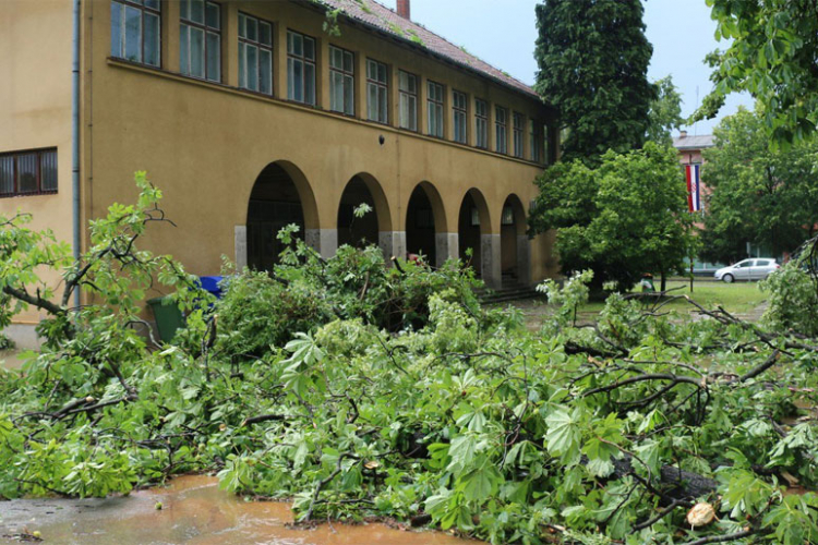 Nevrijeme u Slavoniji: Vjetar nosio krovove, iščupana stabla