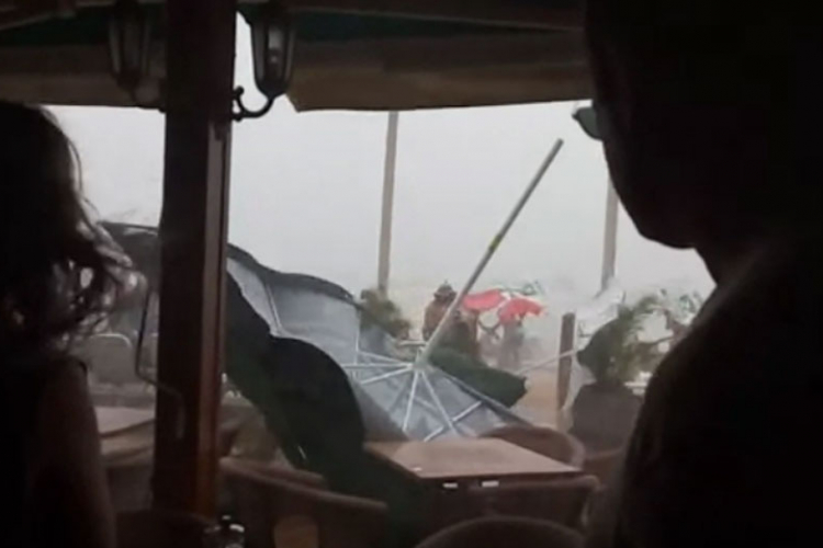 Olujno nevrijeme u Budvi, jaka bura u Hrvatskoj (VIDEO)