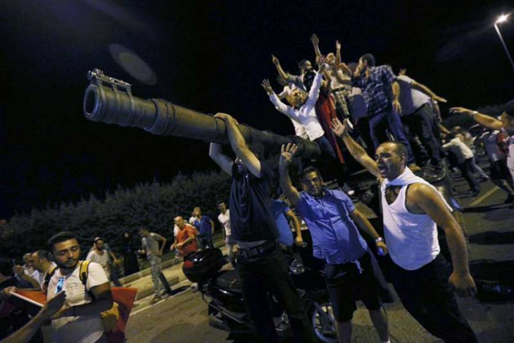 Propao pokušaj vojnog udara u Turskoj: Hapšenja u toku, ljudi i dalje na ulicama (FOTO,VIDEO)