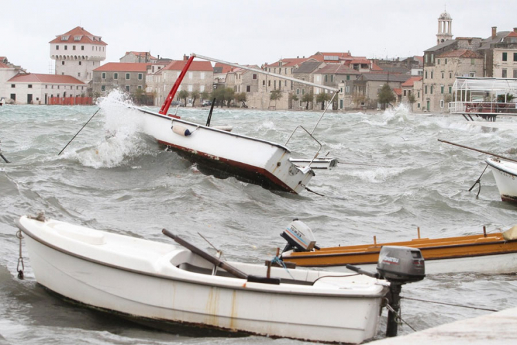 Jaka i olujna bura na Jadranu, HAK savjetuje odgađanje polaska na more