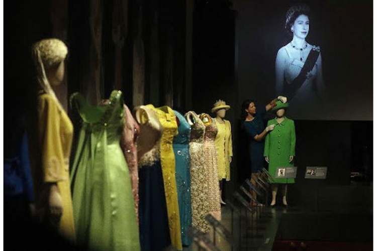 Izložba haljina britanske kraljice Elizabete Druge