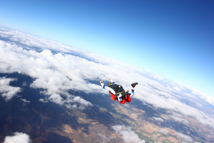 Planira da skoči bez padobrana sa visine od 7500 m