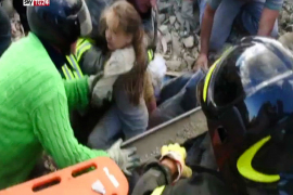 Djevojčica izvučena iz ruševina nakon 17 sati, baka spasila unuke, ali ostala bez muža