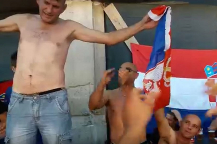 Dvije osobe uhapšene zbog paljenja srpske zastave