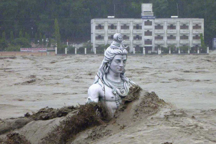Indija: Najmanje 15 mrtvih u poplavama