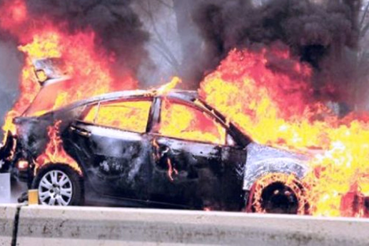 Omiš: Požar na četiri automobila, jedan potpuno izgorio