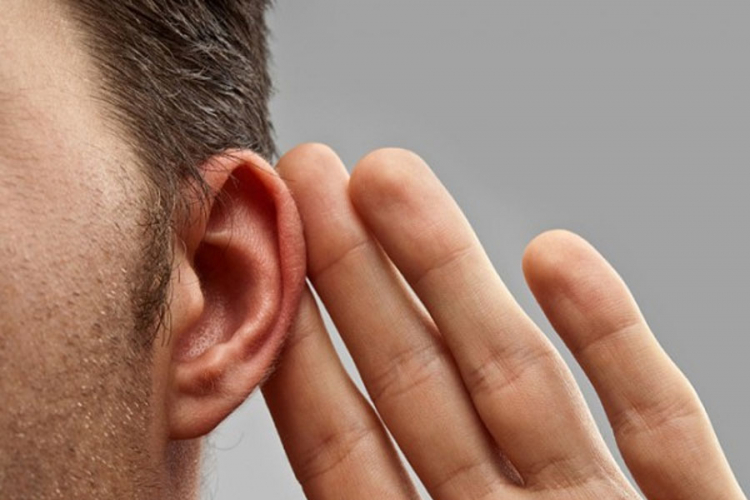 Pet znakova da vam slabi sluh