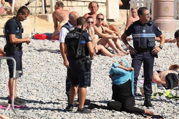 Policija natjerala ženu na plaži da skine burkini