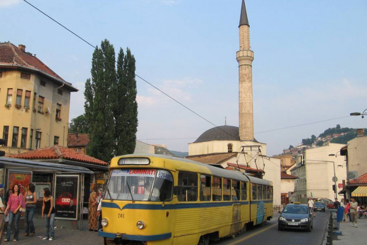 Sarajevo: Žene se potukle u tramvaju zbog vjere, putnici navijali (VIDEO)