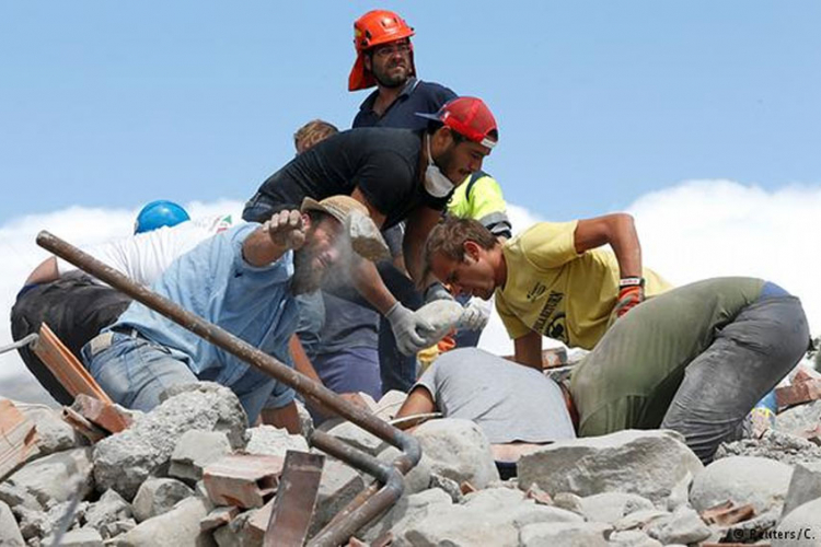 Migranti u Italiji pomažu mještanima poslije zemljotresa (VIDEO)