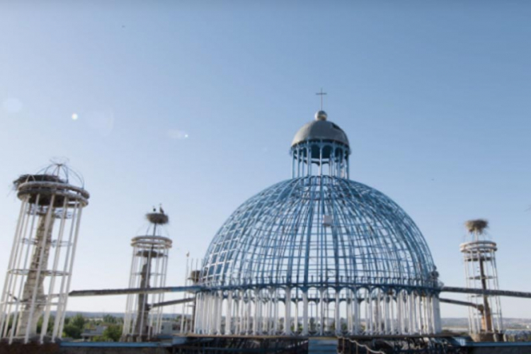 Španac 53 godine golim rukama gradi impresivnu katedralu (VIDEO)