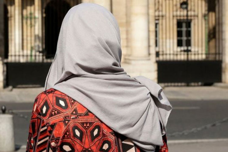 Vlasnik restorana u Parizu nije htio da usluži muslimanke (VIDEO)