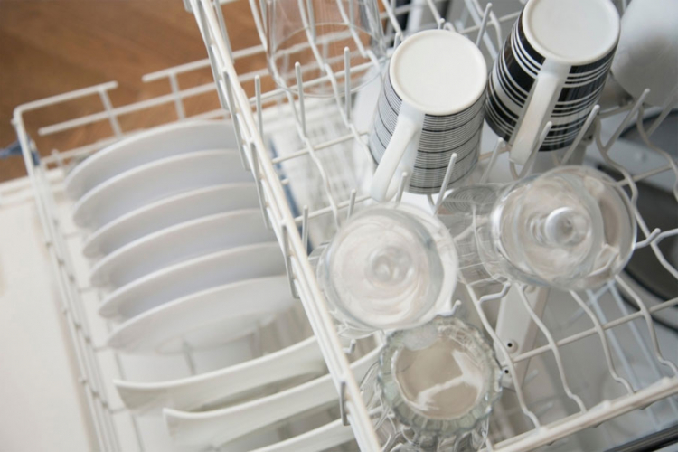 4 stvari koje ne biste trebali prati deterdžentom za suđe