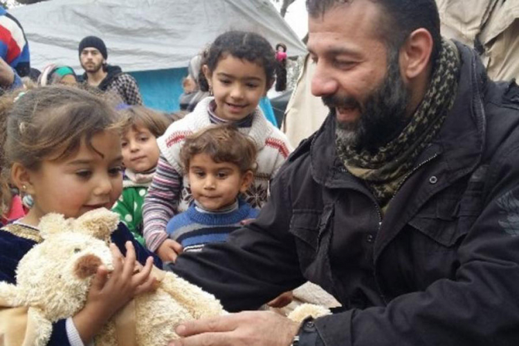 "Krijumčari" igračke u Siriju da djeca zaborave na rat (VIDEO)