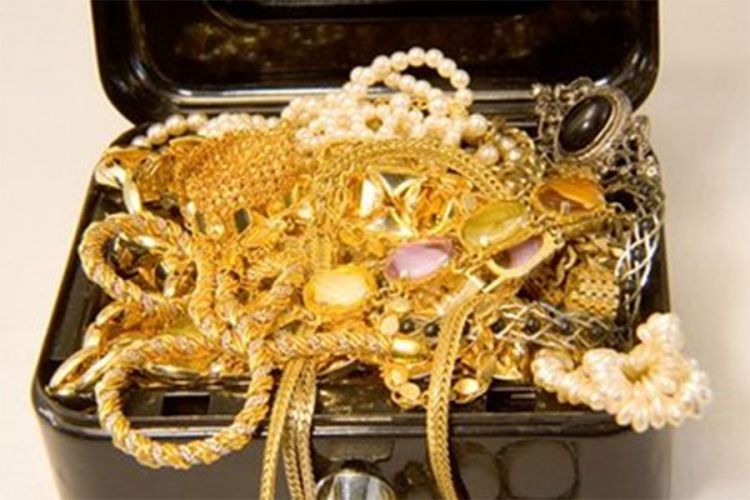 Ukraden zlatni nakit iz porodične kuće