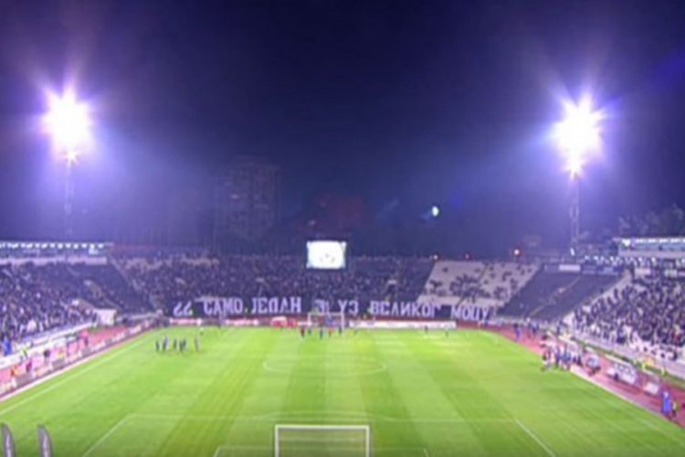 Grobari utrčali na teren i prekinuli meč Partizan - PAOK (VIDEO)