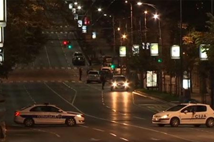 Drama ispred Vlade Srbije: Muškarac htio da se raznese (VIDEO)