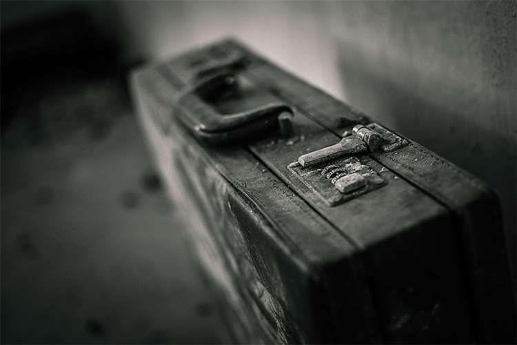 U plafonu pronašli stari kofer koji im je promijenio život