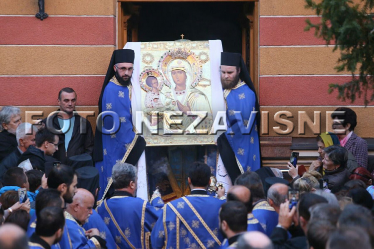 Svečano dočekana ikona Presvete Bogorodice Trojeručice (FOTO)