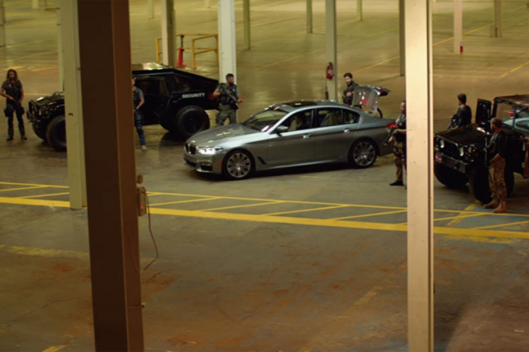 BMW u filmu s Klajvom Ovenom promoviše novu "peticu" (VIDEO)