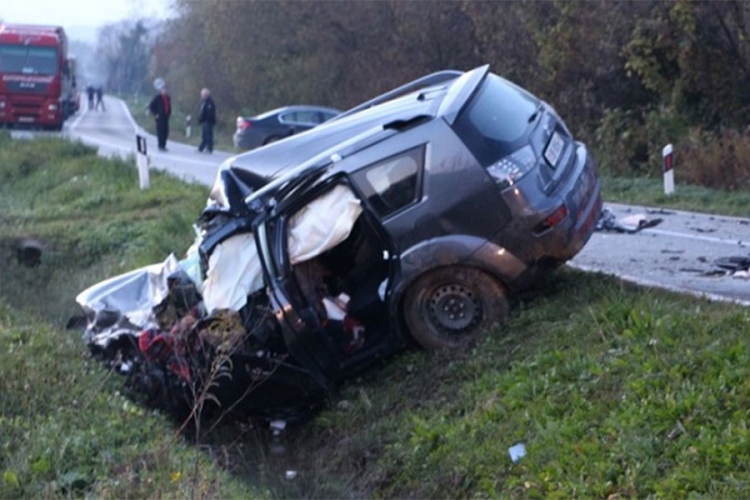 Nesreća u Hrvatskoj: Dvoje mrtvih, autom se zabili u kamion