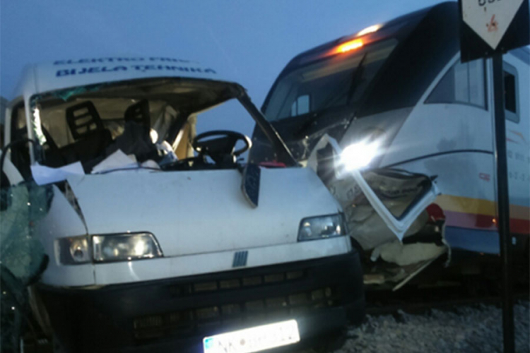 Voz gurao kombi 300 metara, poginuo Nikšićanin (FOTO)