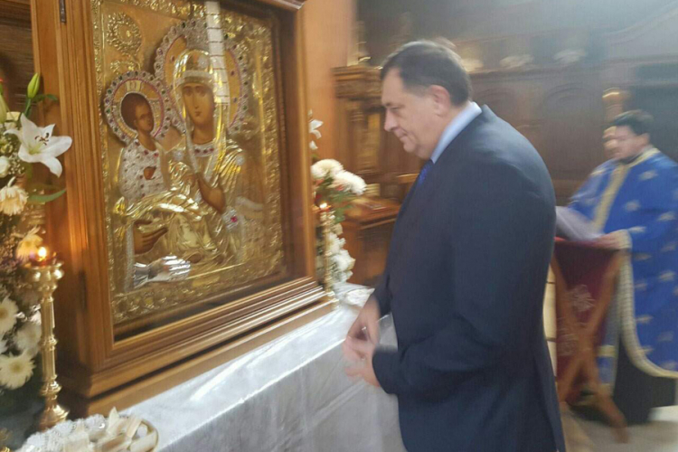 Dodik se poklonio pred ikonom Presvete Bogorodice Trojeručice