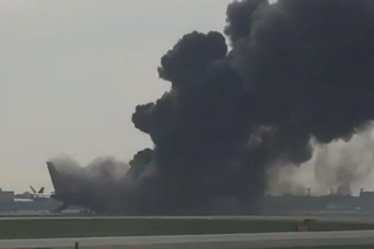 Panika u Čikagu, zapalio se avion na pisti (VIDEO)