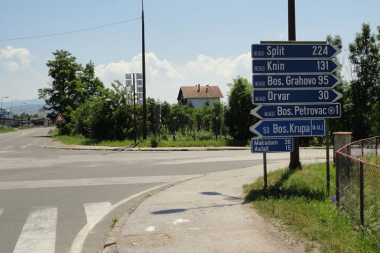 Znak na raskrsnici u Bosanskom Petrovcu "zavaravao" putnike