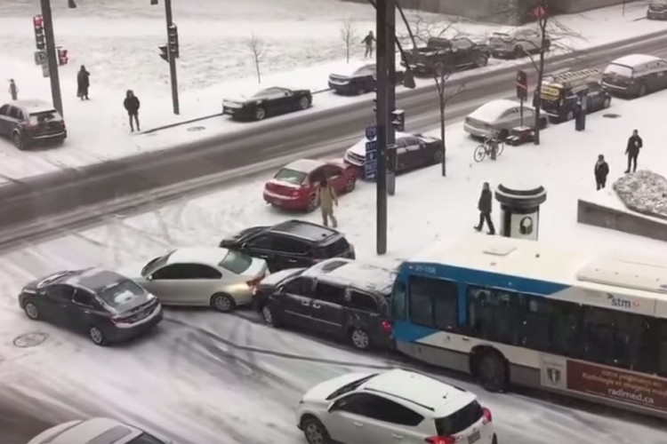 Muke vozača nakon prvog snijega u Montrealu, desetine polupanih (VIDEO)