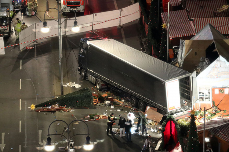 Berlin: Svjedoci tvrde da je kamion bez kočenja uletio u masu ljudi na Božićnom vašaru