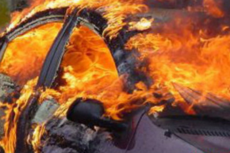 Tokom novogodišnje noći zapaljeno više od 900 automobila