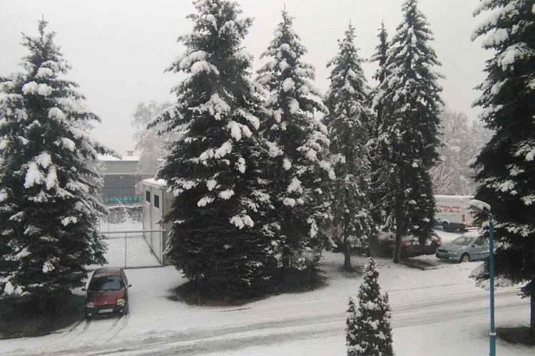 Snijeg zabijelio u cijeloj regiji, saobraćaj usporen (FOTO)