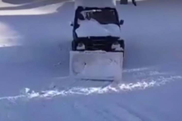 Kada nedostaje grtalica za snijeg, na Jahorini se posluže kadom (VIDEO)
