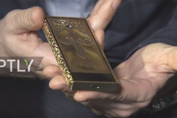 Zlatni "pravoslavni" telefon bez interneta za 25.000 dolara (VIDEO)
