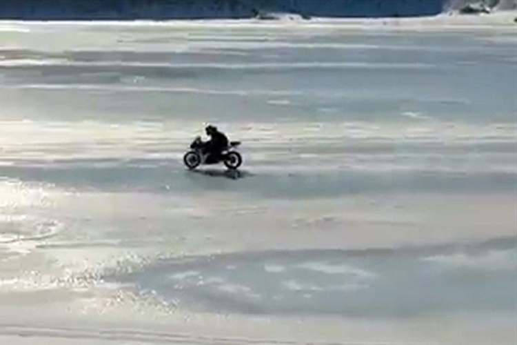 Hrabro i vješto: Motorom po zaleđenom Blidinjskom jezeru (VIDEO)